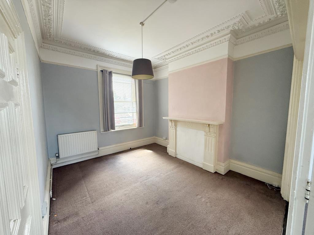 Lot: 167 - FREEHOLD BLOCK OF FLATS - Flat two bedroom one